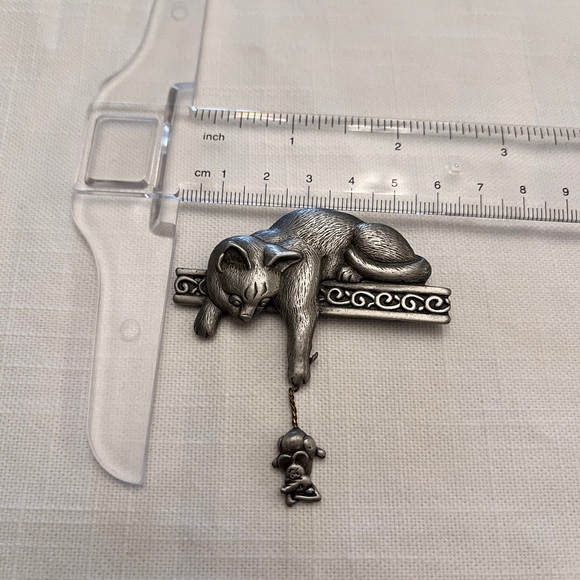 Vintage SIGNED JJ Jonette Brooch Pin- Cat On Shelf w/ Mouse- Pewter - Picture 3 of 4
